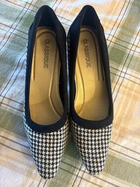 Classique Women's Houndstooth Pointed Toe Heels - Black and White
